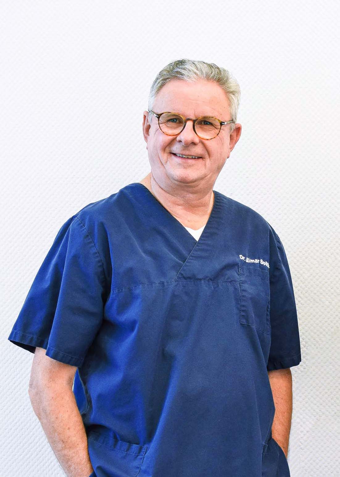 Das Bild zeigt Dr. Elmar Späth er ist Zahnarzt in der Praxis Dr. Späth & Dr. Soekamto