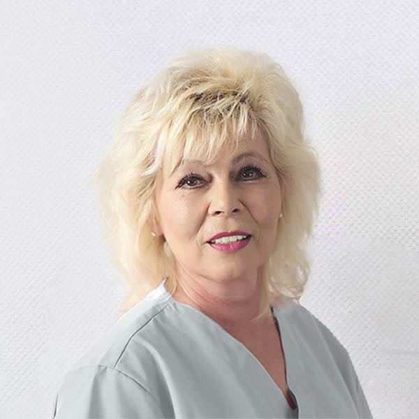 Das Bild zeigt Linda sie ist Zahnmedizinische Fachangestellte in der Praxis Dr. Späth & Dr. Soekamto