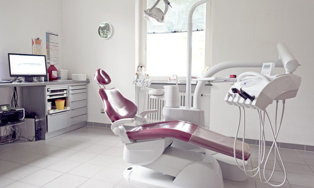 Die Praxis der Zahnärzte aus Hanau bietet mehrere Behandlungsräume